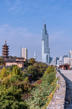 中国南京明城墙鸡鸣寺和高楼大厦