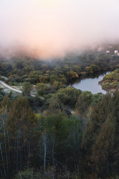 秋季森林河流晨雾