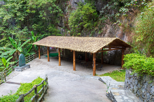 罗城棉花天坑景区休息亭