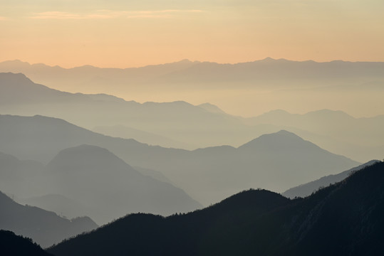 远山水墨重峦叠嶂