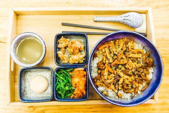 铁板烧牛丼饭