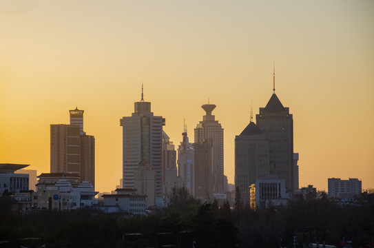 夕阳下的济南城市剪影