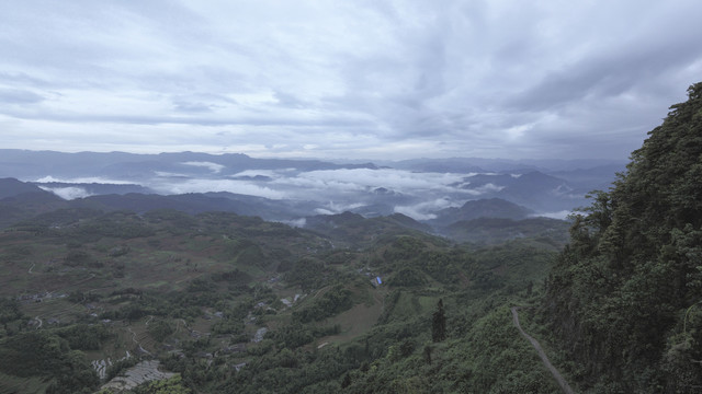 云雾缭绕群山自然景观