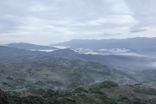 云雾缭绕群山自然景观