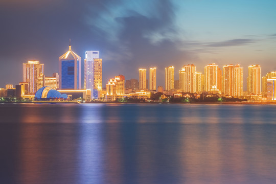 山东青岛滨海城市建筑天际线夜景