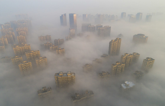 江苏淮安大雾中的城市