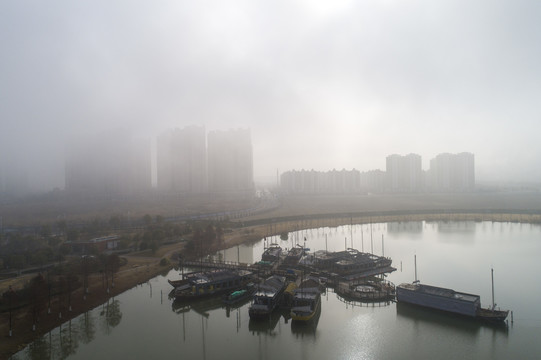 江苏淮安大雾中的城市
