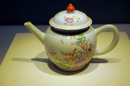 清代粉彩西洋风景人物纹茶壶