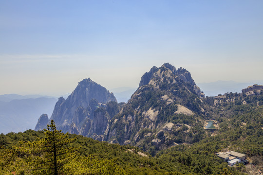 黄山莲花峰与天都峰