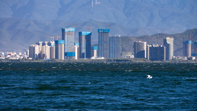 大理洱海和对面的城市建筑