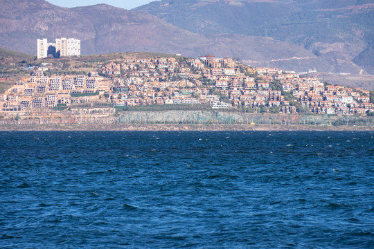 大理洱海和对面的城市建筑