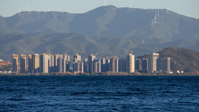 大理洱海和对面的城市建筑