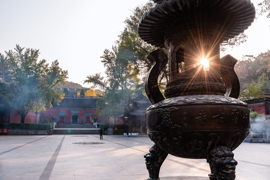 秋天中国南京栖霞寺的香炉