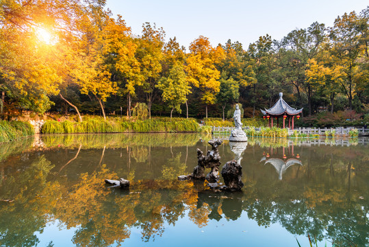 秋天中国南京栖霞山的明镜湖秋景