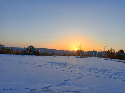 日出雪景