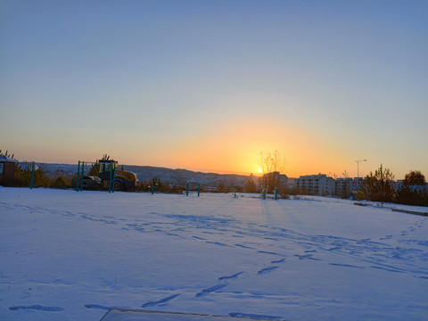 日出雪景