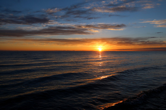 湖面日出夕阳