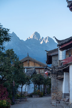 丽江白沙古镇和玉龙雪山