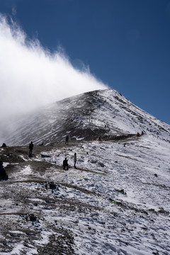 川西折多山的云海雪山