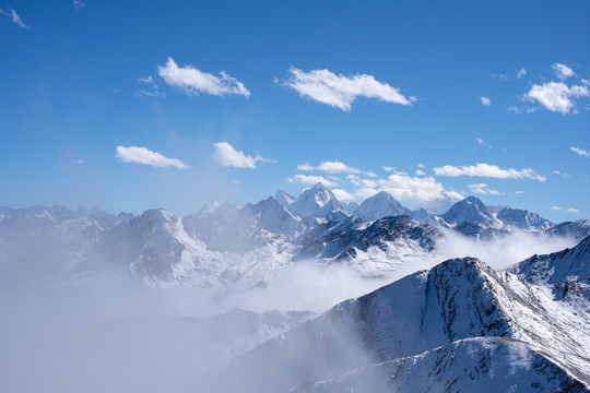 川西折多山的云海雪山