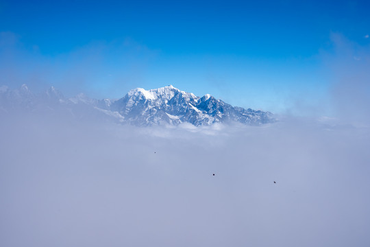 川西折多山的云海雪山