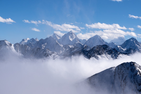 川西折多山的云海雪山