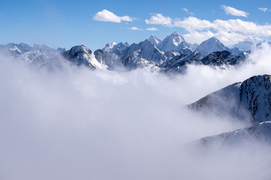 川西折多山的云海雪山