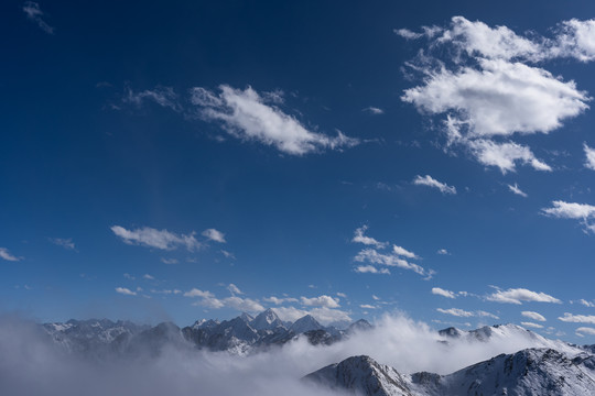 川西折多山的云海雪山