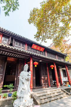 中国南京灵谷寺的藏经楼和观音
