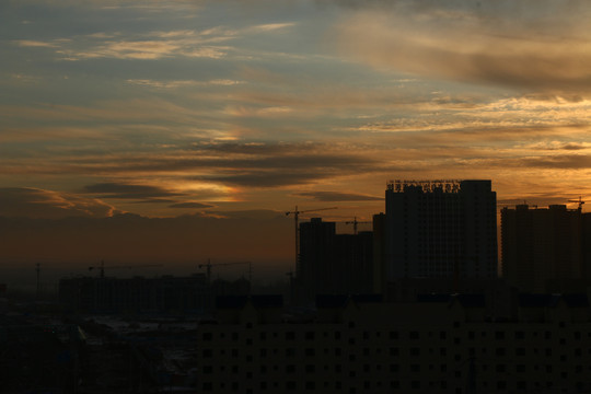 夕阳下新疆伊宁市