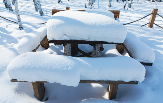 冬季积雪木桌