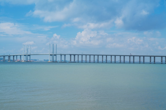 青岛胶州湾大桥和海上风光