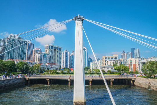 青岛滨海城市建筑天际线和桥梁