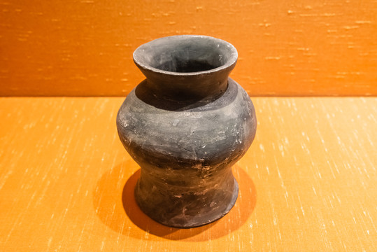 良渚文化高圈足黑皮陶罐