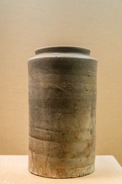 六朝直筒形青瓷罐
