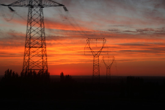 夕阳输电塔