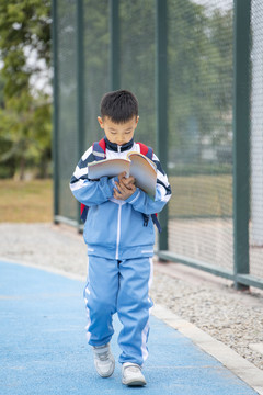 球场边看书的小学生