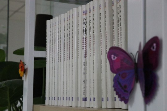 书店一排书本蝴蝶装饰图片