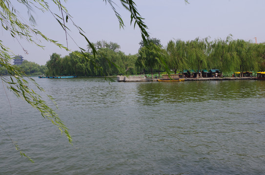 波光粼粼的湖水风景图片