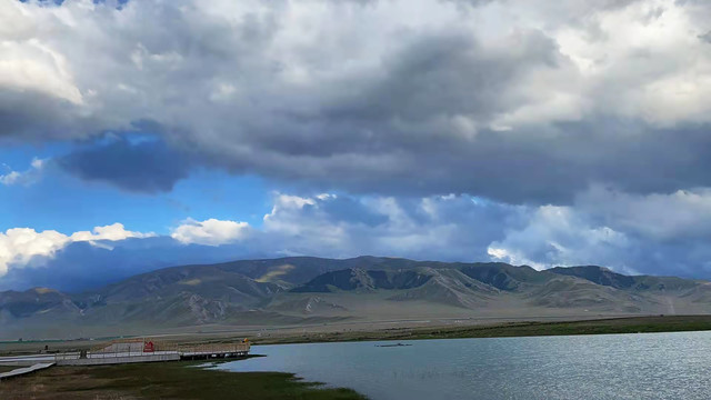 蓝天高山湖泊风景