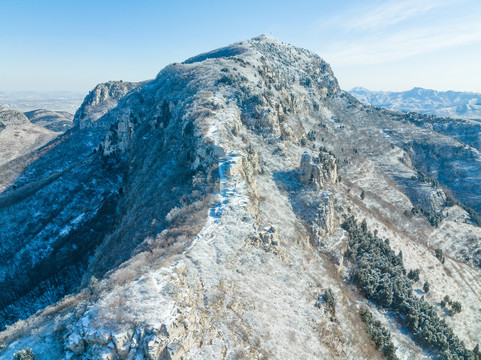 航拍济南章丘胡山雪景