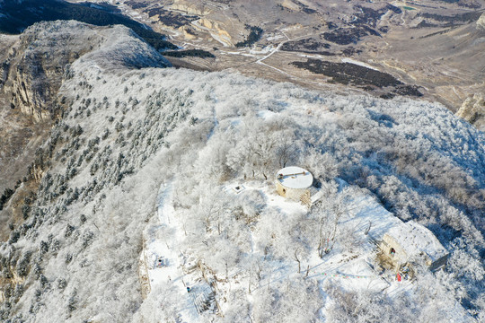 航拍济南章丘胡山雪景