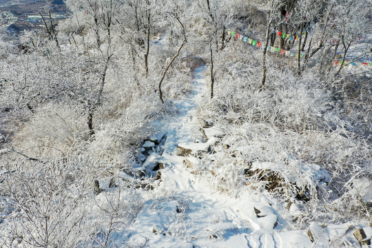 航拍济南章丘胡山雪景