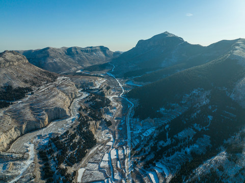 航拍济南章丘胡山雪景