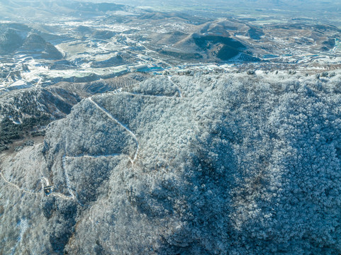 航拍济南章丘胡山雪景