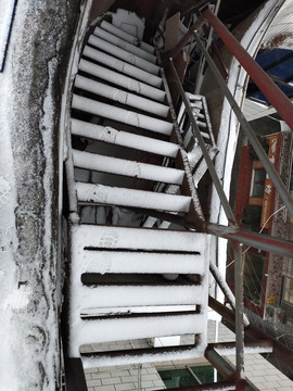楼梯上的白雪