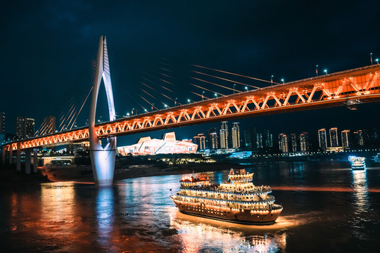 重庆夜景嘉陵江大桥下的游船
