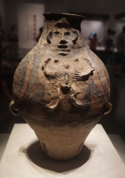 马家窑文化浮雕彩陶壶