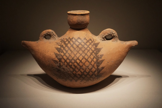 仰韶文化船型彩陶壶