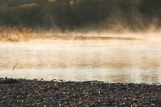 河流河滩秋季清晨